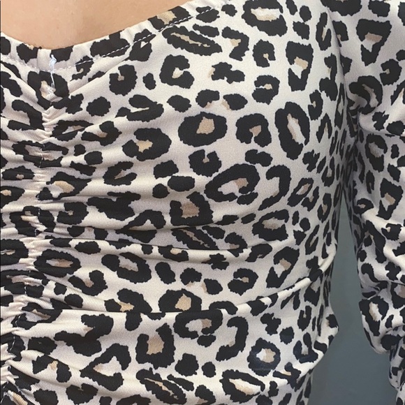 Cropped Long Sleeve Cheetah Print top - Picture 2 of 2